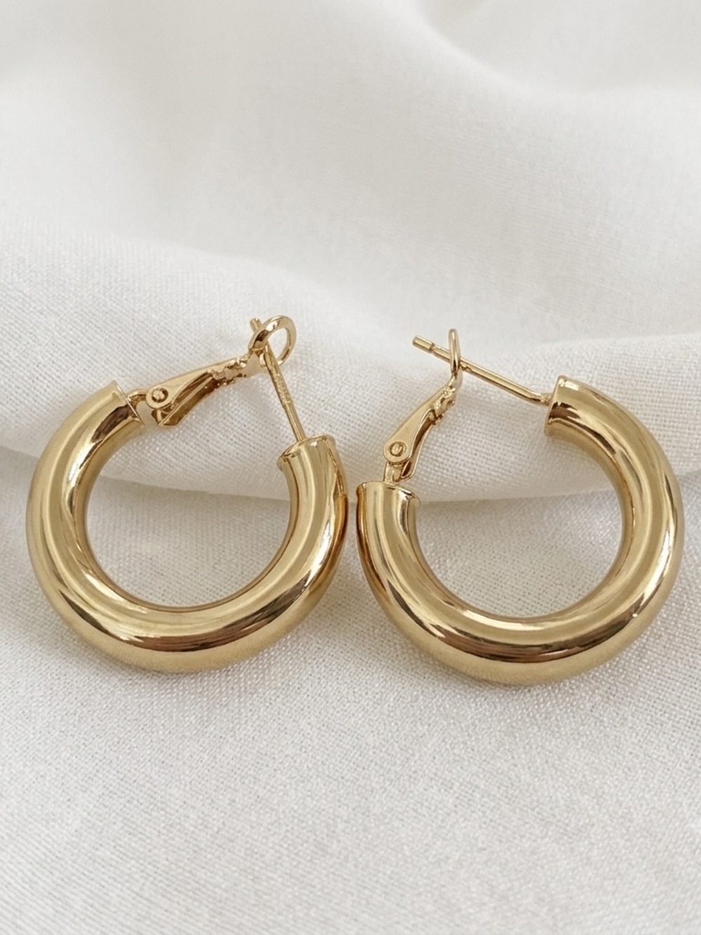 14k-gold-plated women’s 25mm hoop earrings hypoallergenic - Picture 3 of 6